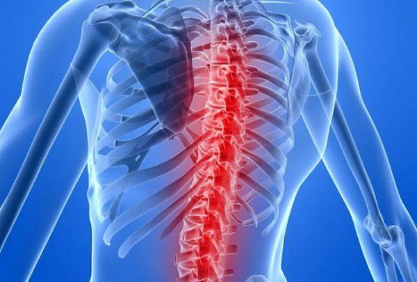 Ноющую боль в спине могут вызывать инфекции, поражающие позвоночник и спинной мозг