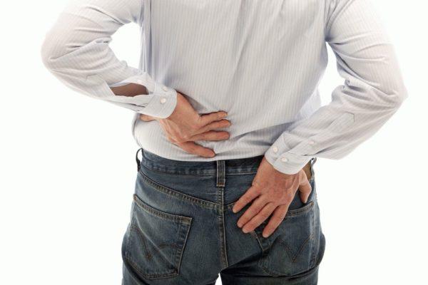 При синдроме конского хвоста присутствует явная боль в спине, отдающая в ягодицы и ноги