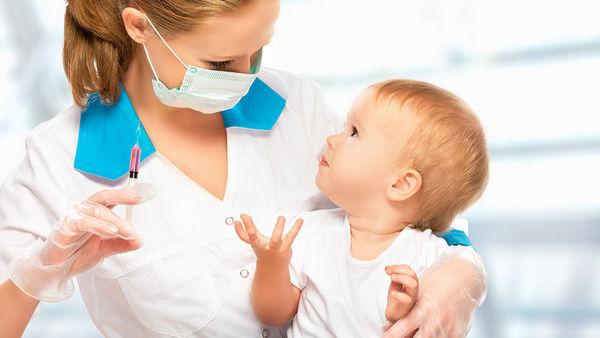 Перед вакцинацией родителям необходимо тщательно следить за состоянием малыша, а также сдать его кровь и мочу на анализ