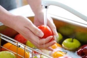 Овощи и фрукты надо тщательно мыть.