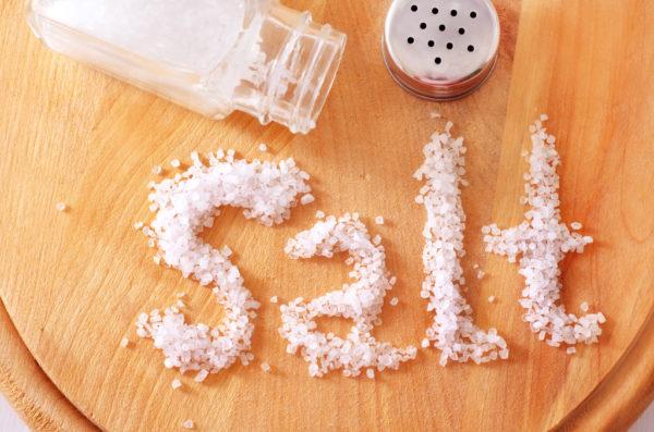Употреблять столовую соль в больших количествах нельзя, так как она вызывает задержку жидкости в организме