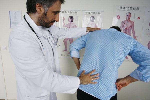Если спина начала болеть без видимых причин, следует посетить врача