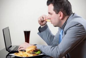 Тошнота и тяжесть в желудке может быть вызвана неправильной пищей
