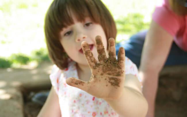 Ребенок с грязными руками