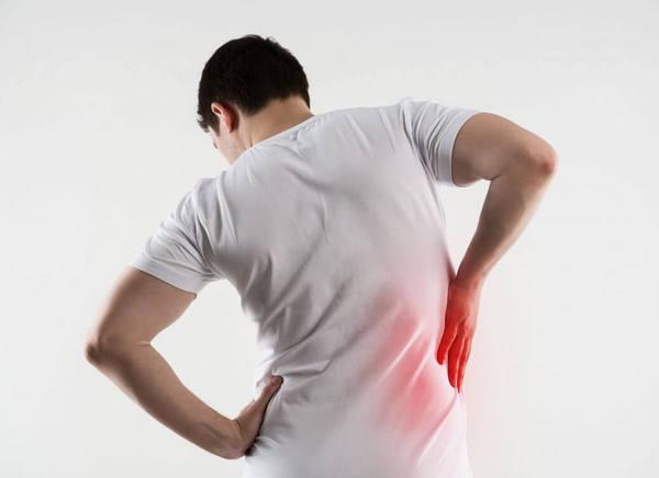 Основными симптомами остеохондроза являются тупые боли и сложности с движением